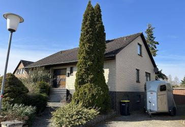 Renovierungsbedürftiges Haus mit Vollkeller, großem Garten und Ausbaureserve, mitten in Bleckede !