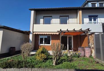 Helle und geräumige Doppelhaushälfte mit Terrasse und Garten in Steinen