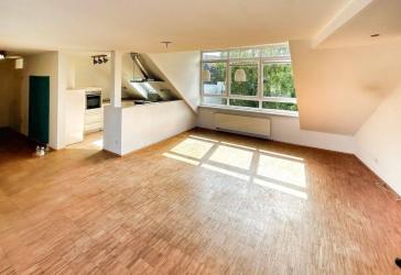 Großzügige Dachgeschosswohnung mit Dachterrasse und Kamin