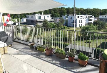 Penthousewohnung in Reihenhausanlage mit moderner Architektur
