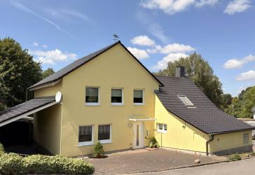 Einfamilienhaus mit großem Garten in verkehrsgünstiger Lage und Wohnmobilstellfläche