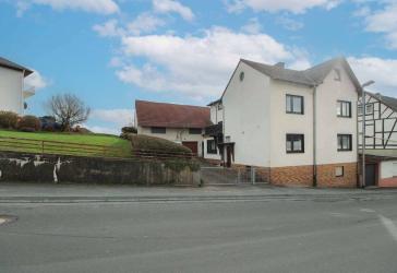 Vielseitiges Mehrgenerationenhaus auf großem Grundstück mit Scheune & Garten in Grävenwiesbach