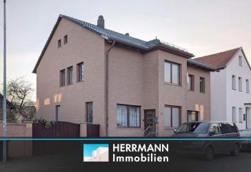 Großzügiges Wohnhaus mit Nebengebäude und Garage in zentraler Lage