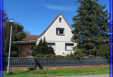 Freistehendes Einfamilienhaus mit großem Grundstück und Doppelgarage in Brieselang