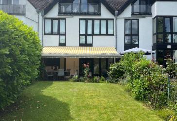 Großzügige 3-Zimmer Wohnung mit Garten und Schwimmbad im Haus