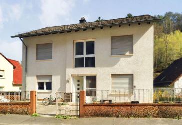 Ein Haus - viele Möglichkeiten: Freistehendes Ein-/Zweifamilienhaus mit zwei Garagen in Rodalben