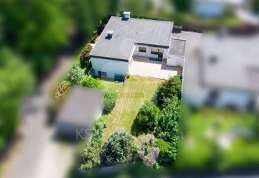 Alles auf einer Ebene - schöner Winkelbungalow mit 3 Garagen.