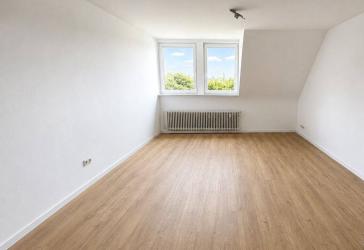 helle 3-Zimmer-DG-Wohnung in Wäldenbronn