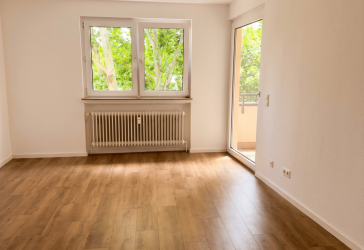 Helle, frisch renovierte 3-Zimmer-Wohnung mit Balkon & Tageslichtbad in Frankfurt- Niederursel