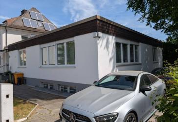 Stilvoll modernisierter Bungalow in Augsburg mit Garten und großer Nutzfläche