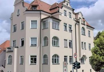Wunderschöne und sanierte Altbauwohnung mit Terrasse, Loggia, EBK und Stellplatz