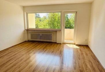 Vermietete lichtdurchflutete 3-Zimmerwohnung mit sonnigem Balkon und Garage