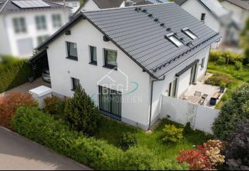 Zukunftssicher wohnen: Großzügiges Zweifamilienhaus mit flexiblem Wohnkonzept