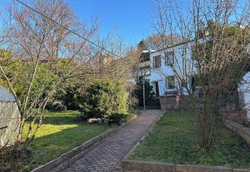 Naturnah wohnen am Petersberg – Einfamilienhaus mit Kamin, Terrasse, Garten und Garage!