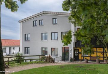 Moderne 2-Zimmer-Wohnung mit Balkon und Schleiblick. Hell, stilvoll und maritim gelegen.