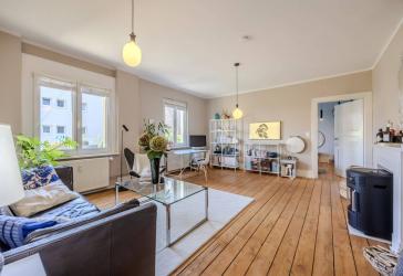 Wie im eigenen Haus: 115 m² Maisonette mit idyllischem Innenhof in zentraler Lage von Höchst
