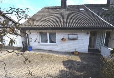 -Reserviert- Großzügiges Zweifamilienhaus (als 3-Familienhaus nutzbar) mit Panoramablick über Arnsberg und vielseitigem Nutzungspotenzial
