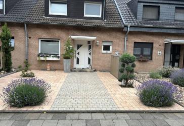Gepflegtes Reihenhaus aus dem Baujahr 1980 mit Garten und Garage