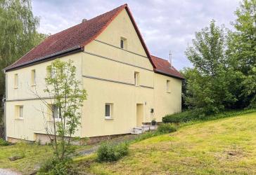 Freistehendes Einfamilienhaus mit großzügigem Wohnambiente und nachhaltigem Energiekonzept