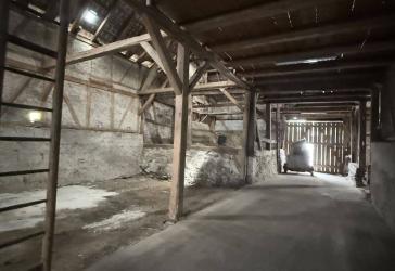 Charmantes potentielles Bauernhaus mit geräumiger, massiver Scheune und vielseitigen Anbauten.
