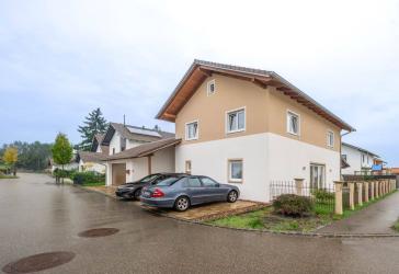 Modernes Einfamilienhaus von 2019 mit Garten und Doppelgarage