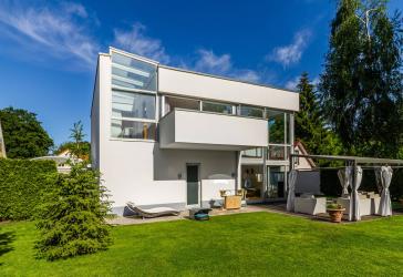 Bildschöne Bauhaus-Villa mit erstklassiger Ausstattung und sonnigem Südwestgarten