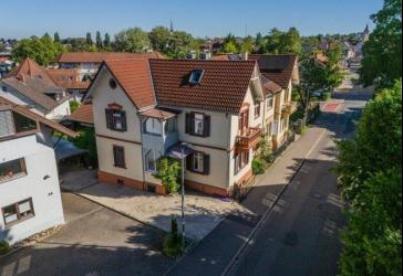 Altbaucharme: Liebevoll sanierte Doppelhaushälfte