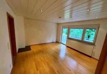 Gepflegte 4-Zimmer Eigentumswohnung mit Balkon und zwei Stellplätzen