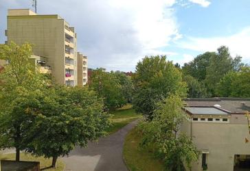 Wohnen mit Weitblick – 98 m², großer Südbalkon, Schwimmbad & Sauna am Waldrand
