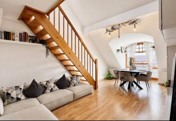 AIGNER - Helle 3-Zimmer-Maisonette-Wohnung mit Balkon fußläufig zur S-Bahn