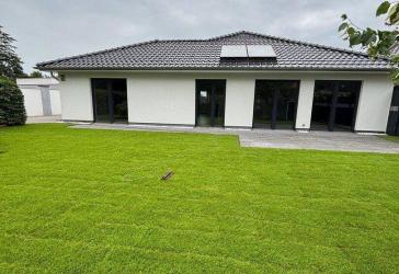 Einfamilienhaus, Bungalow 2019 neuwertig in schöner Lage