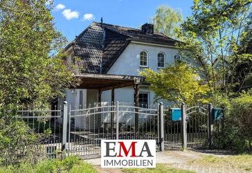 Einfamilienhaus mit bewohnbarer Datscha in idyllischer Lage
