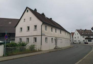 Sanierungsprojekt mit Denkmalschutz im Zentrum von Neunkirchen am Brand mit drei Wohnungen