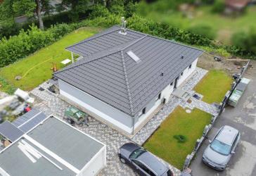 Zentral Wohnen auf einer Ebene: Gepflegter Bungalow mit Garten, Terrasse und Doppelgarage