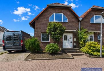 Familienfreundliche Doppelhaushälfte mit Garten, Garage & viel Potenzial