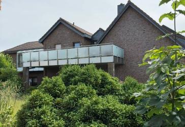 Zweifamilienhaus mit zusätzlicher Gewerbeeinheit