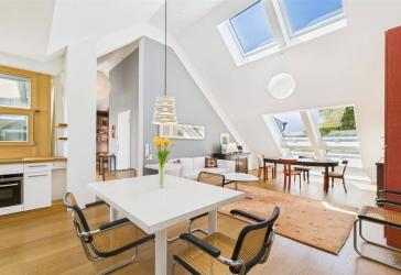 Stilvoll wohnen über den Dächern - vollmöblierte Design-Dachgeschosswohnung mit Dachterrasse und Klimaanlage