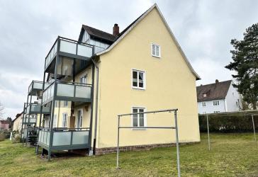 Wohnen mit Aussicht: Helle 2-Zimmer-Wohnung mit großem Balkon und Burgblick