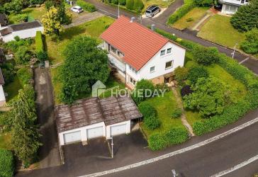 Helles Einfamilienhaus in Hanglage mit ca. 180 m² Wohnfläche, viel Potenzial & großem Grundstück