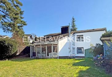 Modernisiertes Einfamilienhaus mit schönem Gartengrundstück und Garage