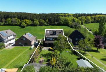 Einfamilienhaus mit Einliegerwohnung, großzügigem Garten und tollem Blick ins Grüne
