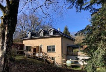 Idyllisch gelegenes Landhaus mit weitläufigen Weideflächen und eigenem Wald - ideal für Tierhalter!