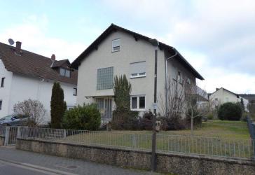 Geräumiges Mehrfamilienhaus mit Doppelgarage und großem Garten nahe dem Klinikum!