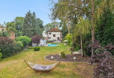 Wohnen, Arbeiten. Leben. Alles unter einem Dach. Stilvolle Villa mit Pool, außergewöhnlichem Grundstück und vielseitigem Souterrain.