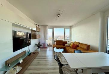 Ein Zuhause mit Weitblick - 2-Zimmer-Wohnung im 10. OG mit traumhafter Aussicht auf die Hegau-Berge