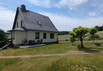Traumhafte Feldrandlage! Gepflegtes Einfamilienhaus mit großem Grundstück, Garage und massivem Nebengebäude
