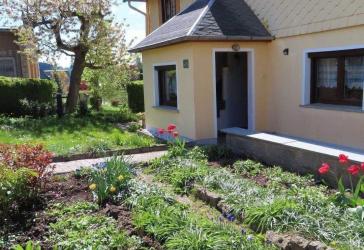 Kleines, freistehendes Einfamilienhaus mit Garten und Garage nahe Tanna zu verkaufen. Super geeignet auch als Ferienimmobilie!