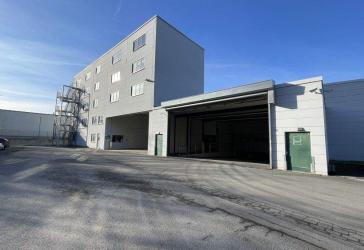 Moderne Gewerbeliegenschaft mit Bürogebäude, Hallenflächen und großem Außengelände zur Vermietung