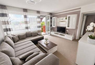 Vermietete 2-Zimmer-Wohnung mit Weitblick, Aufzug und Balkon - Kapitalanlage in Traunreut
