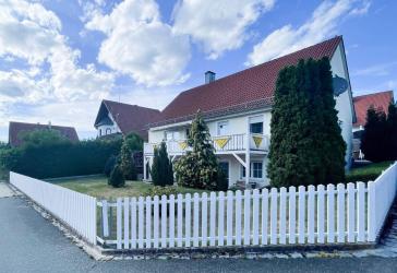 Freistehendes Einfamilienhaus mit Einliegerwohnung/ Mehrfamilienhaus / Zweifamilienhaus mit Garten und Doppelgarage in Deberndorf (Cadolzburg)